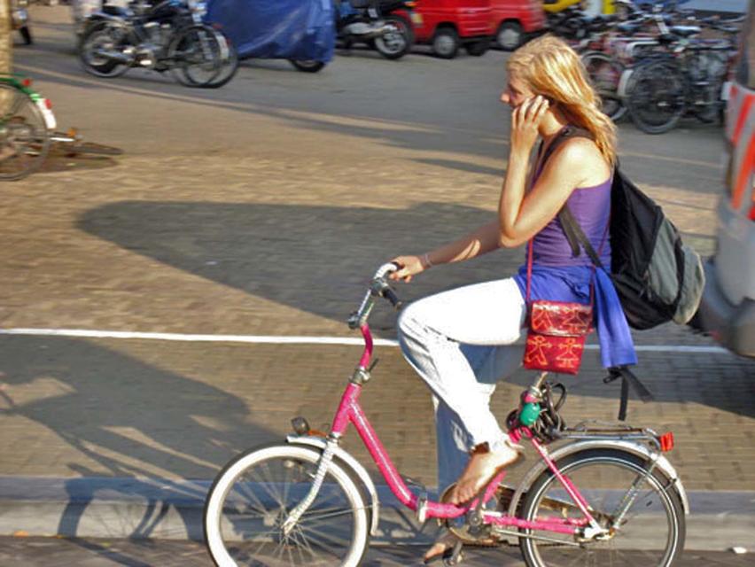 Betiltják a mobiltelefon kerékpározás közbeni használatát Hollandiában
