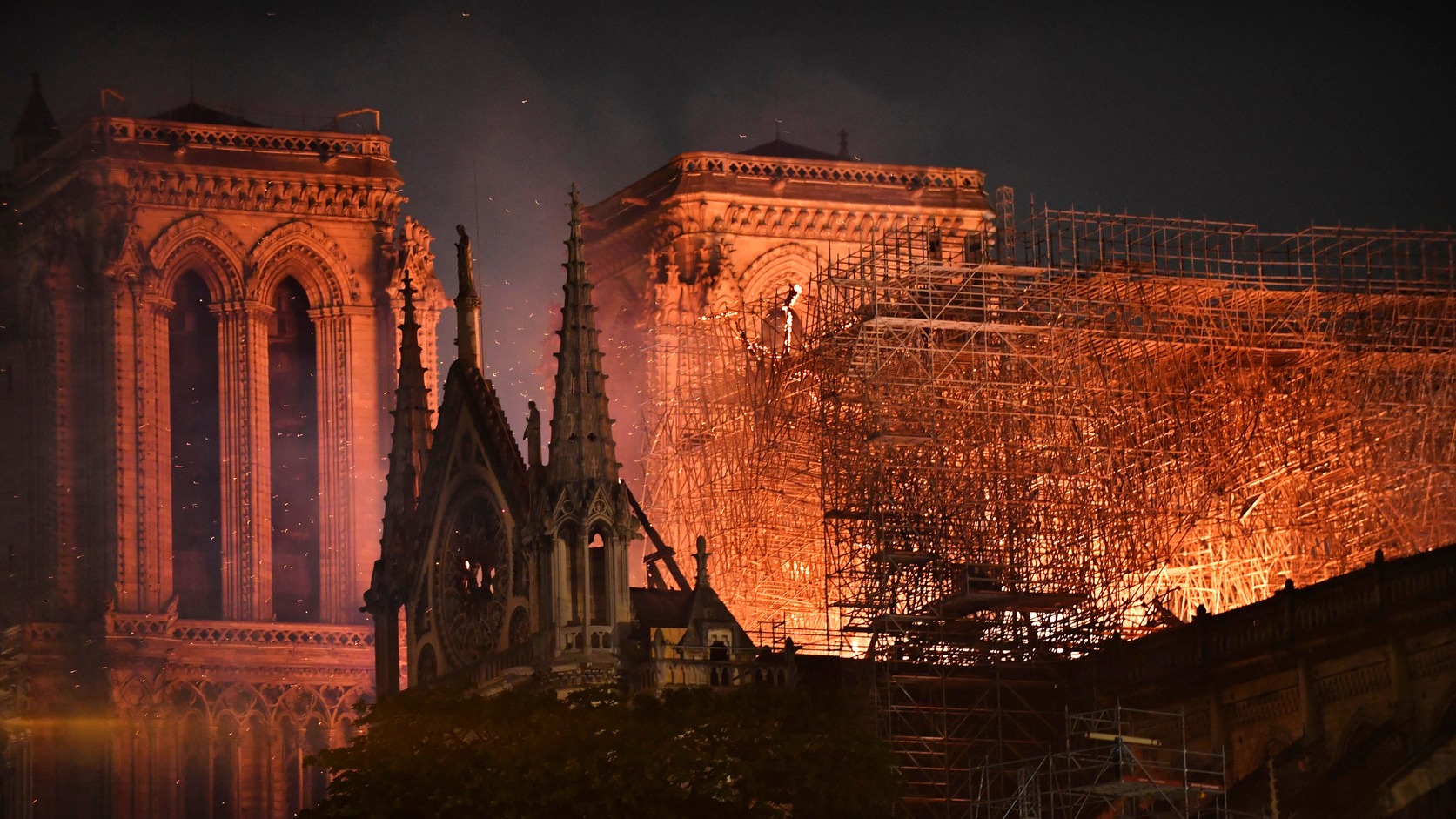 Hatalmas tűz pusztított a párizsi Notre-Dame székesegyházban hétfő este