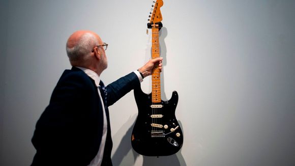 A klímaváltozás elleni harc érdekében árverezte el 126 hangszerét a Pink Floyd frontembere