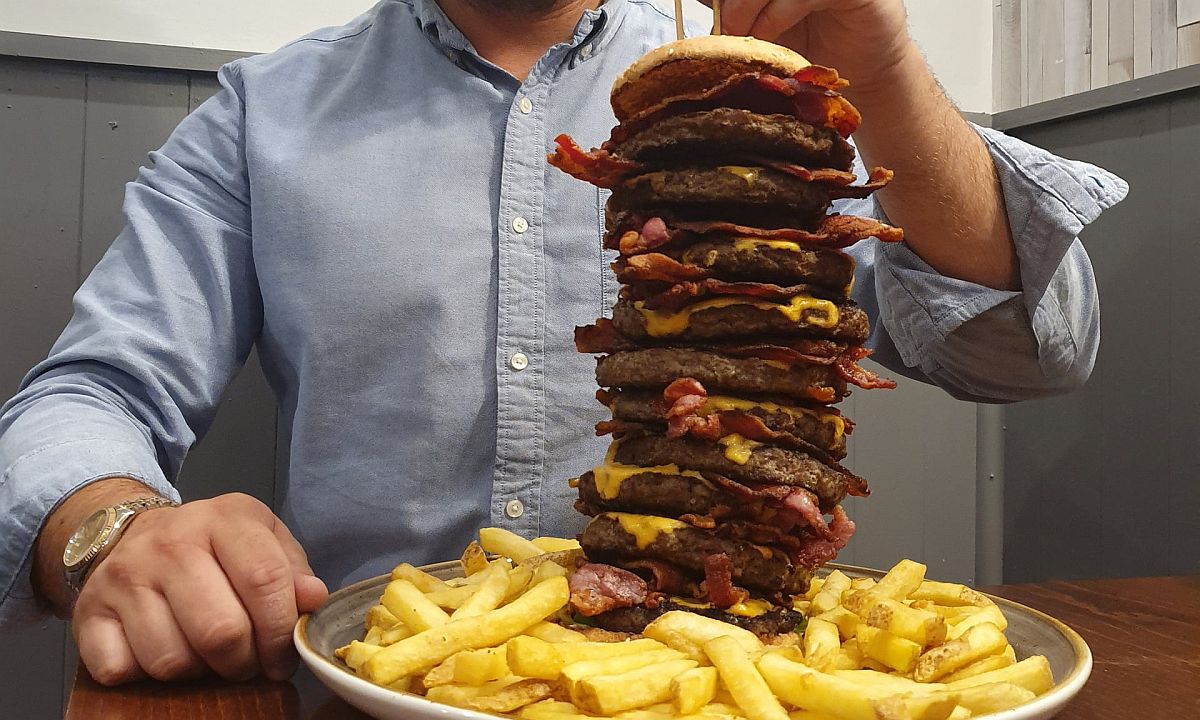 Tizenkétezer kalóriás hamburgert kínál egy brit kocsma