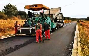 Leöntötték az első aszfaltréteget az új gyorsforgalmi úton, a pályi szerpentin lábánál