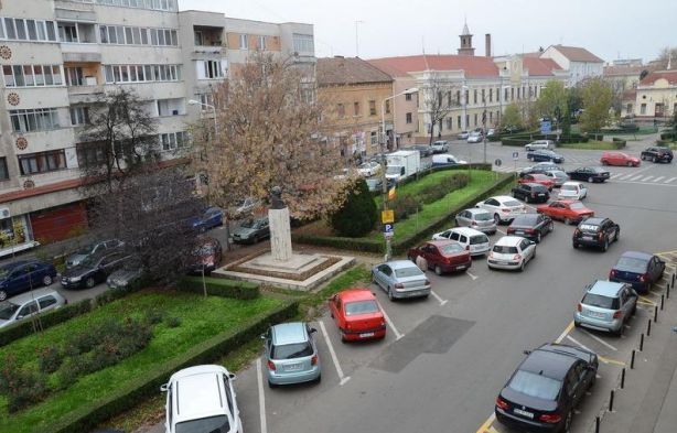 Szigorítani akarja a váradi önkormányzat a parkolási rendszert