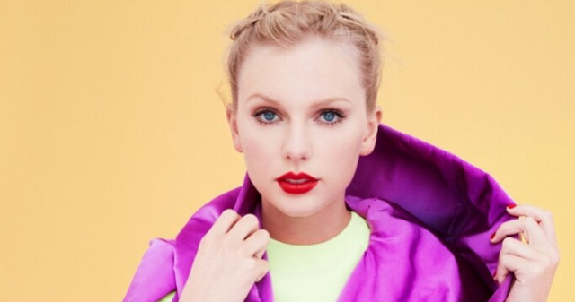 Nagy bajban van Taylor Swift, zenésztársai segítségét kérte