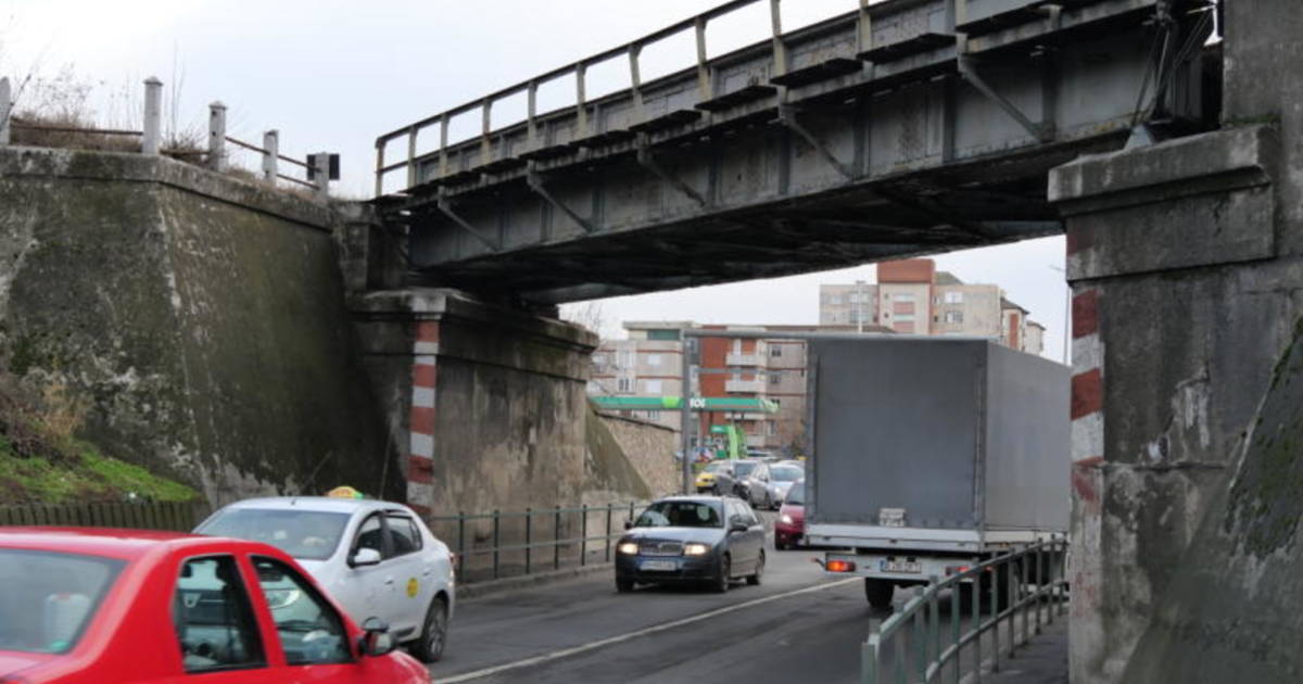 Négysávosra bővítik a Püspöki utat a vasúti felüljáró alatti részen