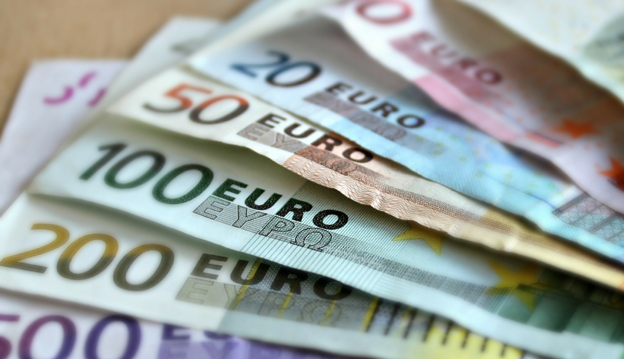 Történelmi mélypontra süllyedt a lej az euróval szemben