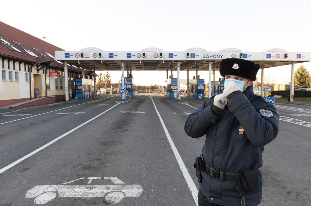 Lezárják Magyarország határait a személyforgalom előtt