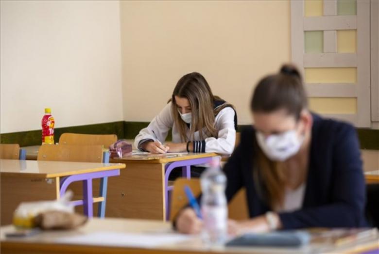 Mégsem kell 10 fős csoportokban vizsgázniuk a tizenkettedik és a nyolcadik osztályos tanulóknak