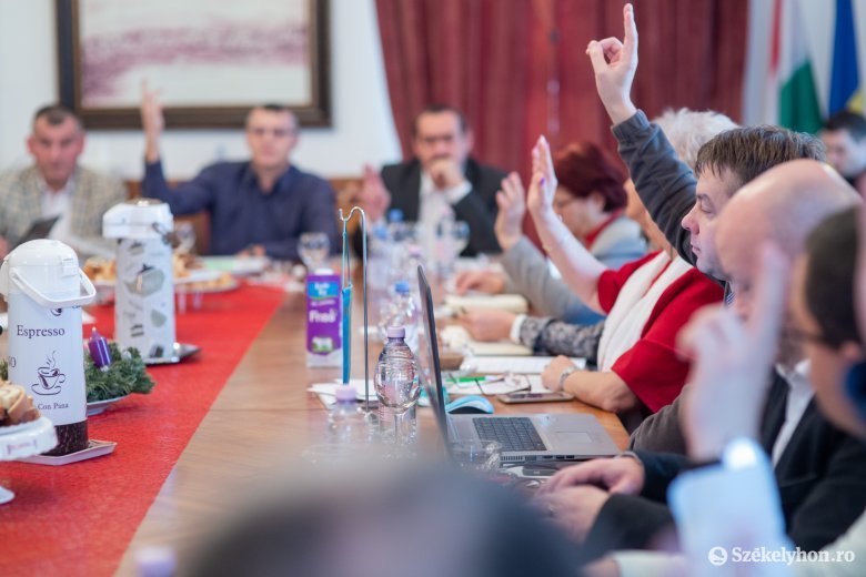 Megszavazhatja a parlament a helyi választottak ötéves felhatalmazását