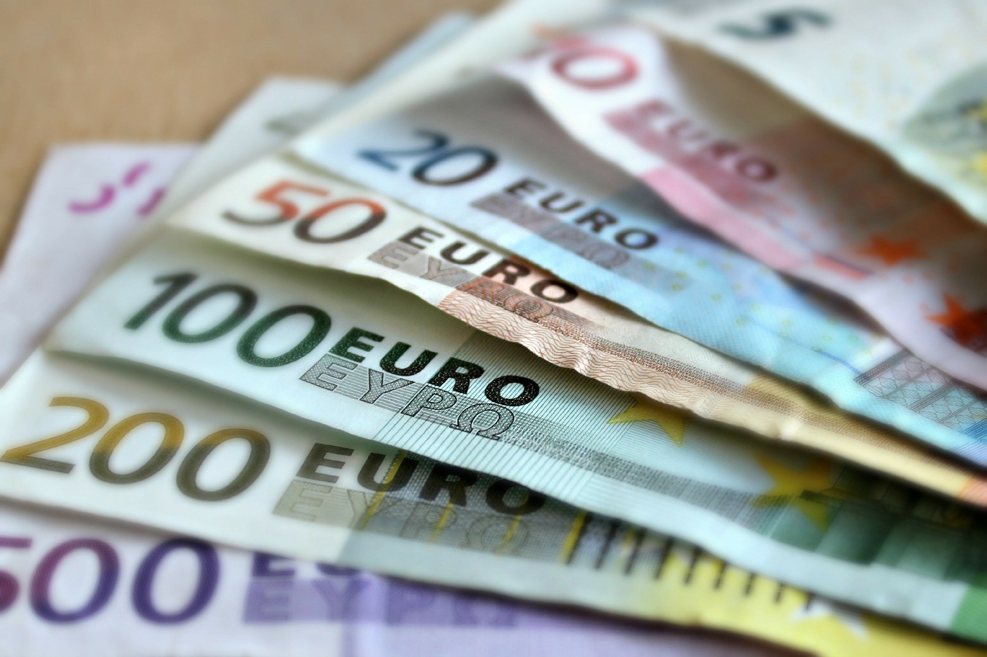 Egyenként 2000 eurós támogatást nyújt a kormány a mikrovállalkozásoknak