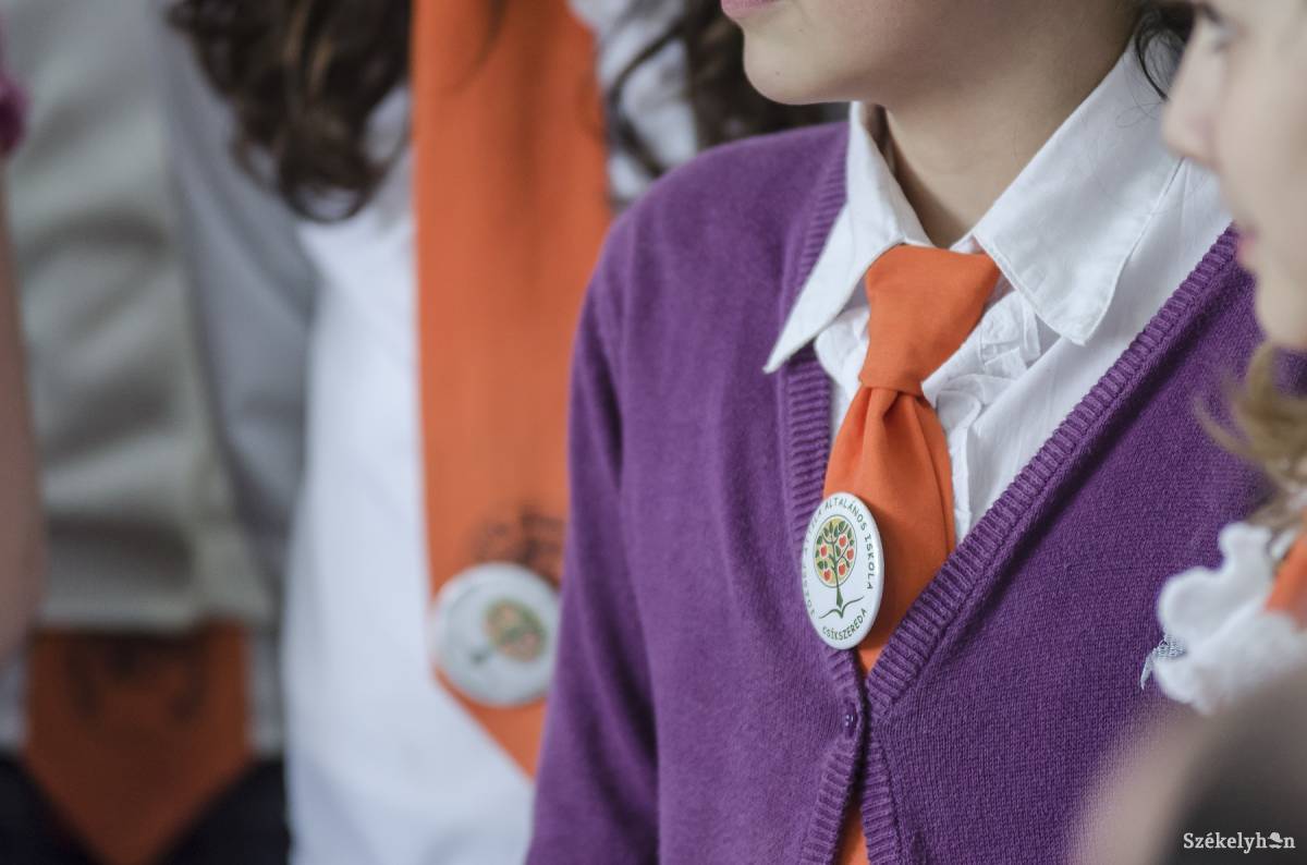 350 lejt biztosít a kormány iskolai egyenruhára az állami iskolákban tanuló gyermekeknek