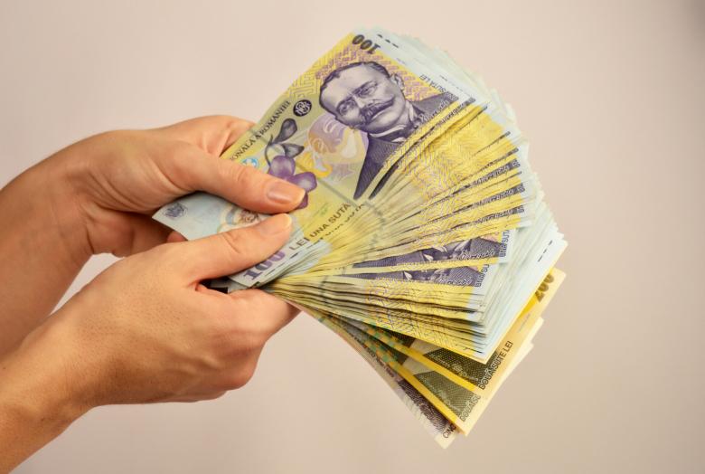 Ha a COVID-19 járvány miatt felfüggesztenék az oktatást valamely iskolában, minden tanuló szüleinek egyike megkapja fizetése 75%-át