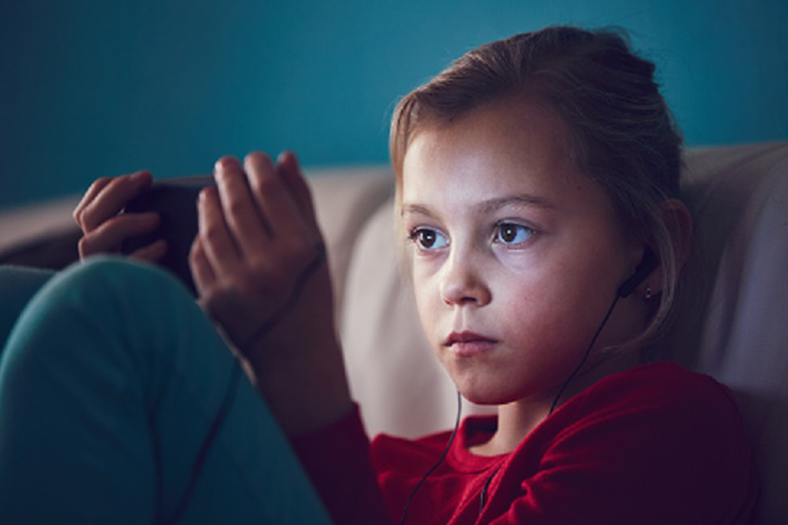 Egy friss felmérés szerint komoly veszélyt jelenthet az internet a gyerekekre