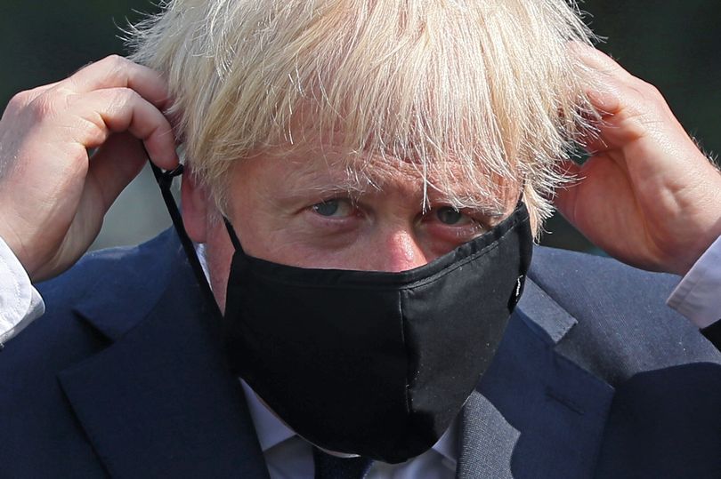 Nagy-Britanniában hétfőtől életbe léptetik a hatos szabályt