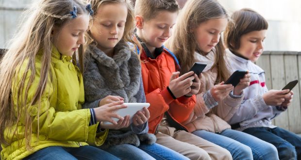Virtuális bandákba tömörülve lehetetlenítenek el tanórákat