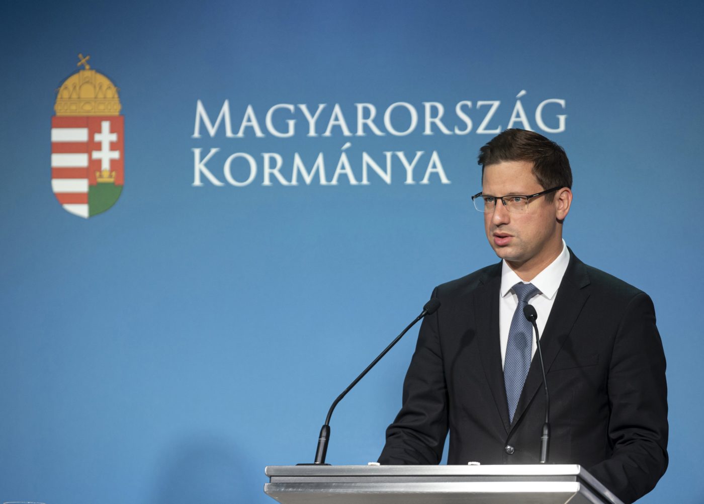 Magyarországon bezárnak az iskolák, óvodák és az üzletek