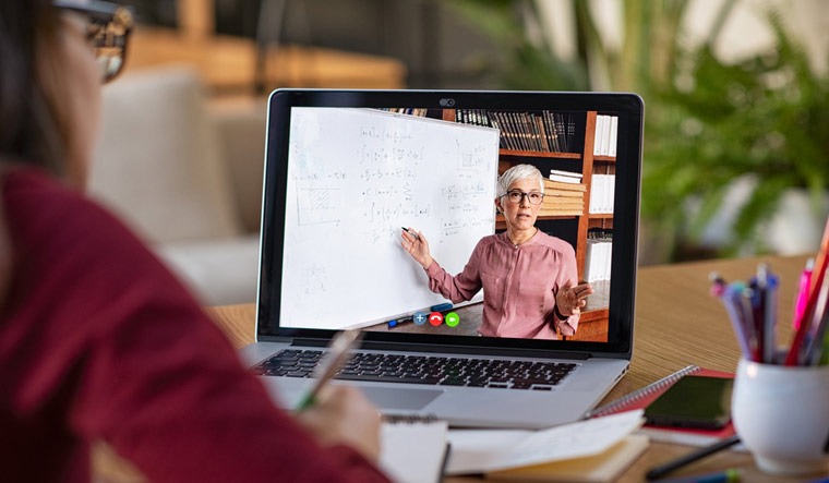 Tegnap elkezdődött az online tanítás a végzős évfolyamok számára