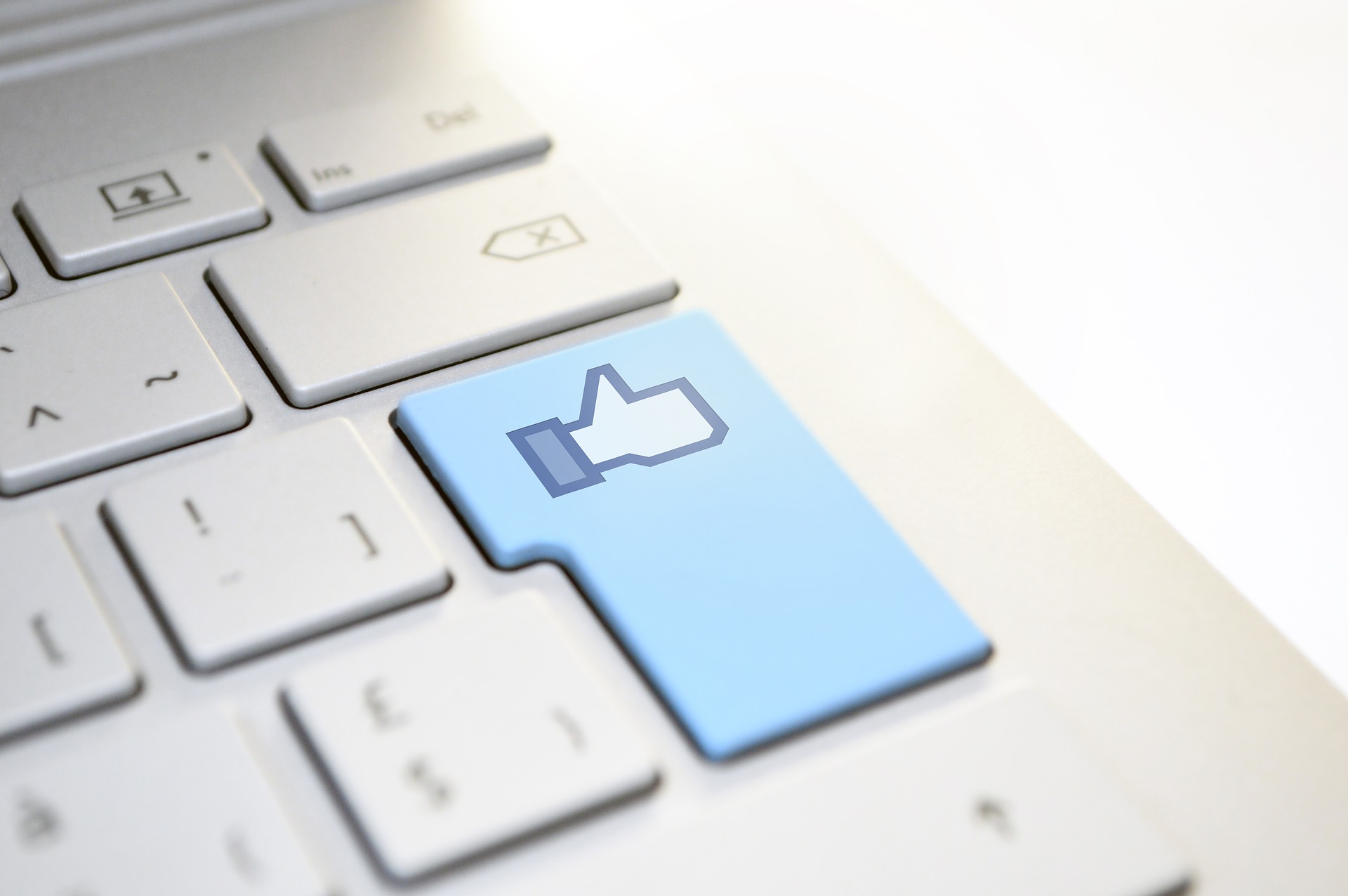 Betiltja a Facebook és Instagram a politikai nézetet, származást, vallást célzó hirdetéseket