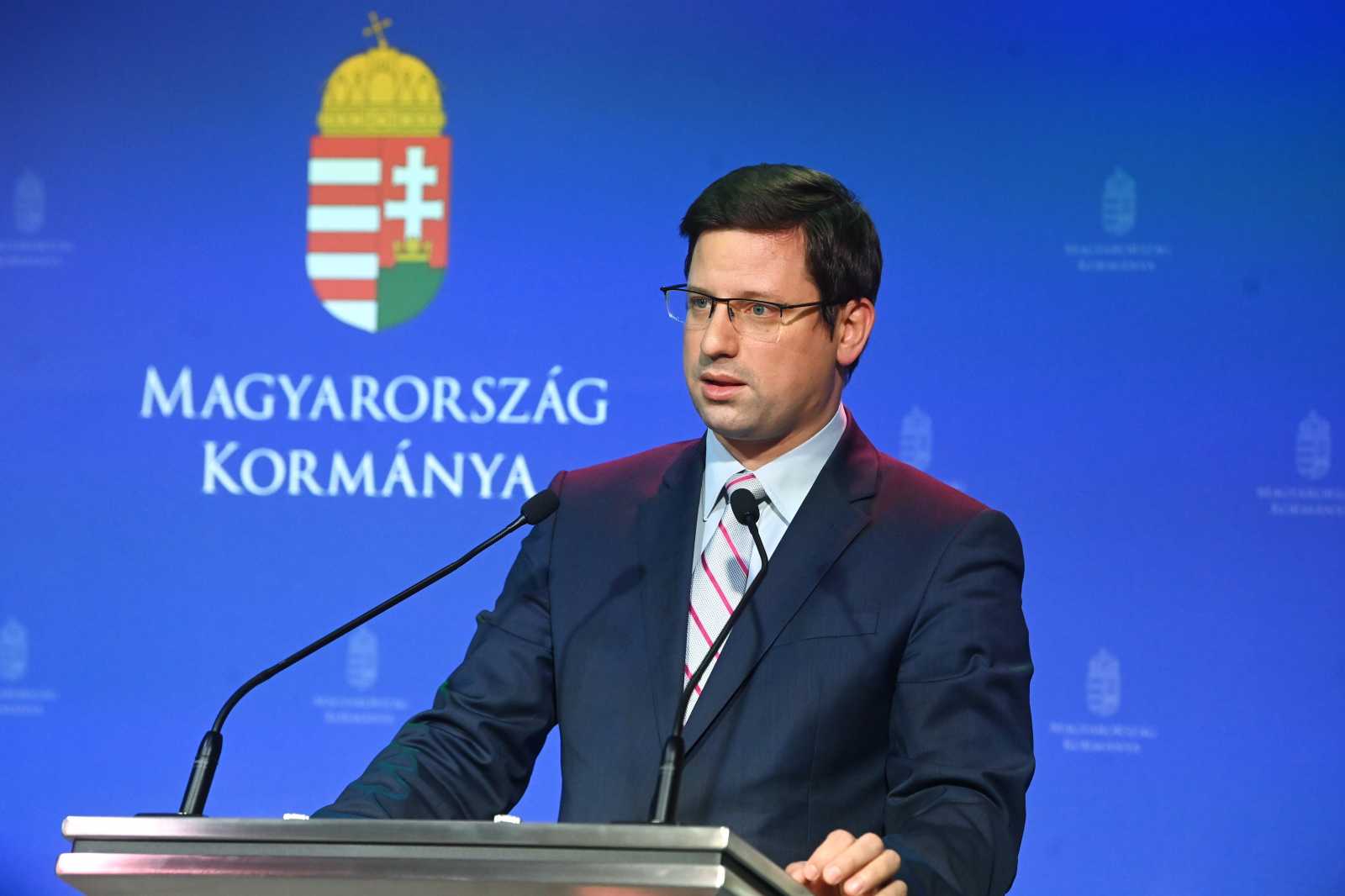 Ismét kötelezővé tette a magyar kormány a zárt terekben a maszkhasználatot