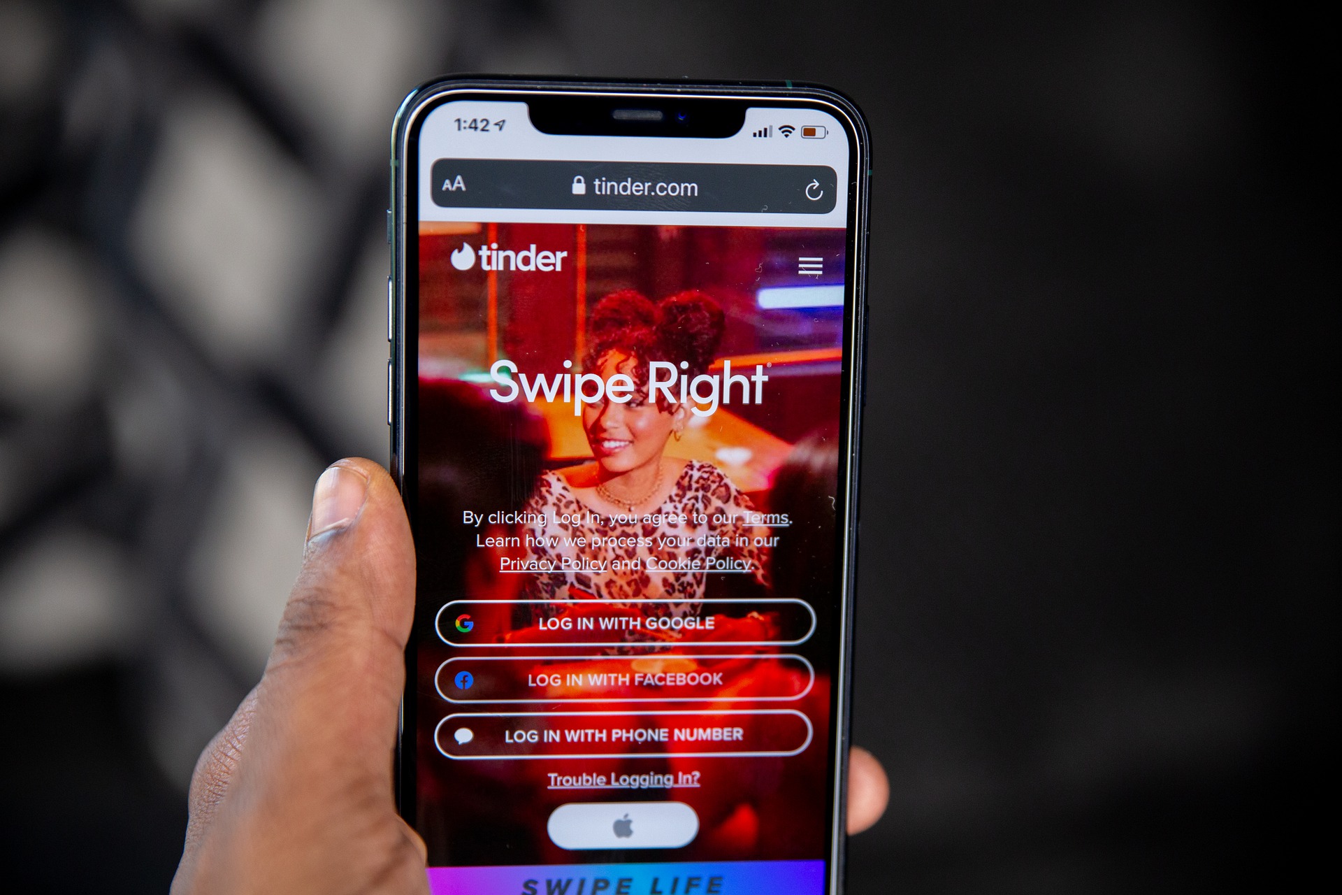 Újraértelmezte a vakrandi fogalmát a Tinder