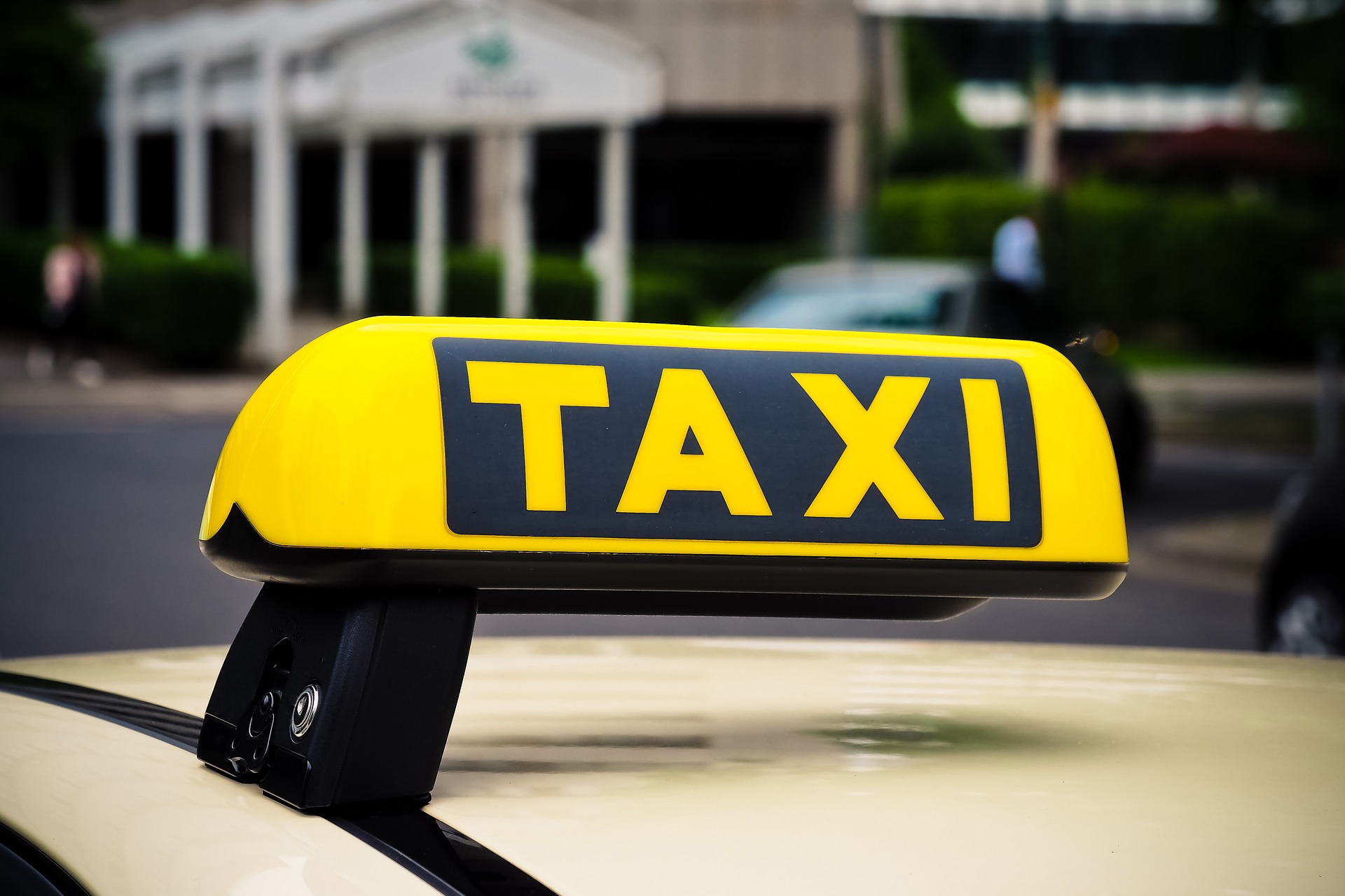 Ezentúl biztonsági üvegből készült ablakokkal kell ellátni a hazai taxikat