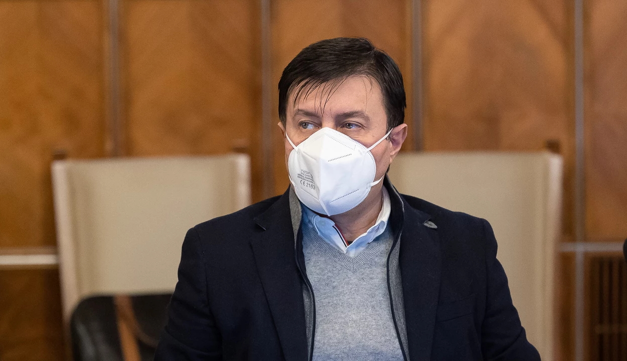 Az üzemanyag jövedéki adójának mérséklését és az élelmiszerek áfájának nullára csökkentését mérlegeli a kormány
