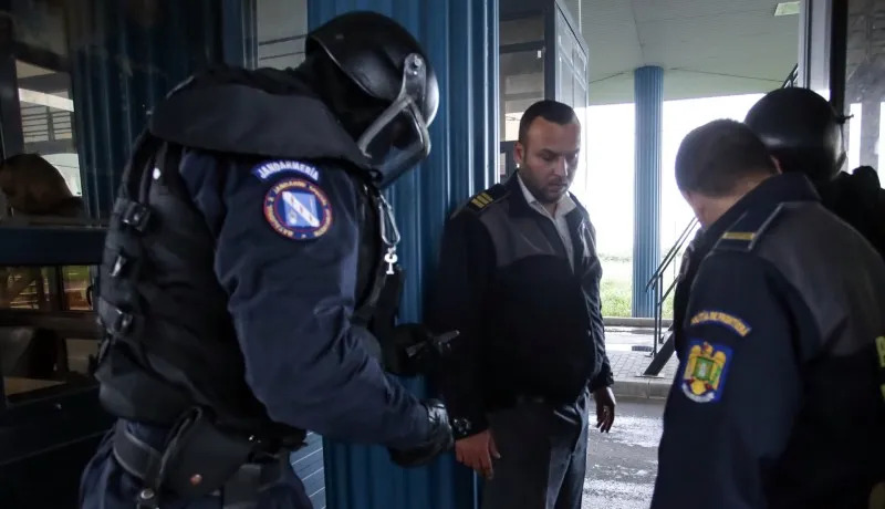 Felmentettek 14, vesztegetést elfogadó határrendészt, mert az indoklás szerint nem maguktól voltak korruptak, hanem provokálták őket