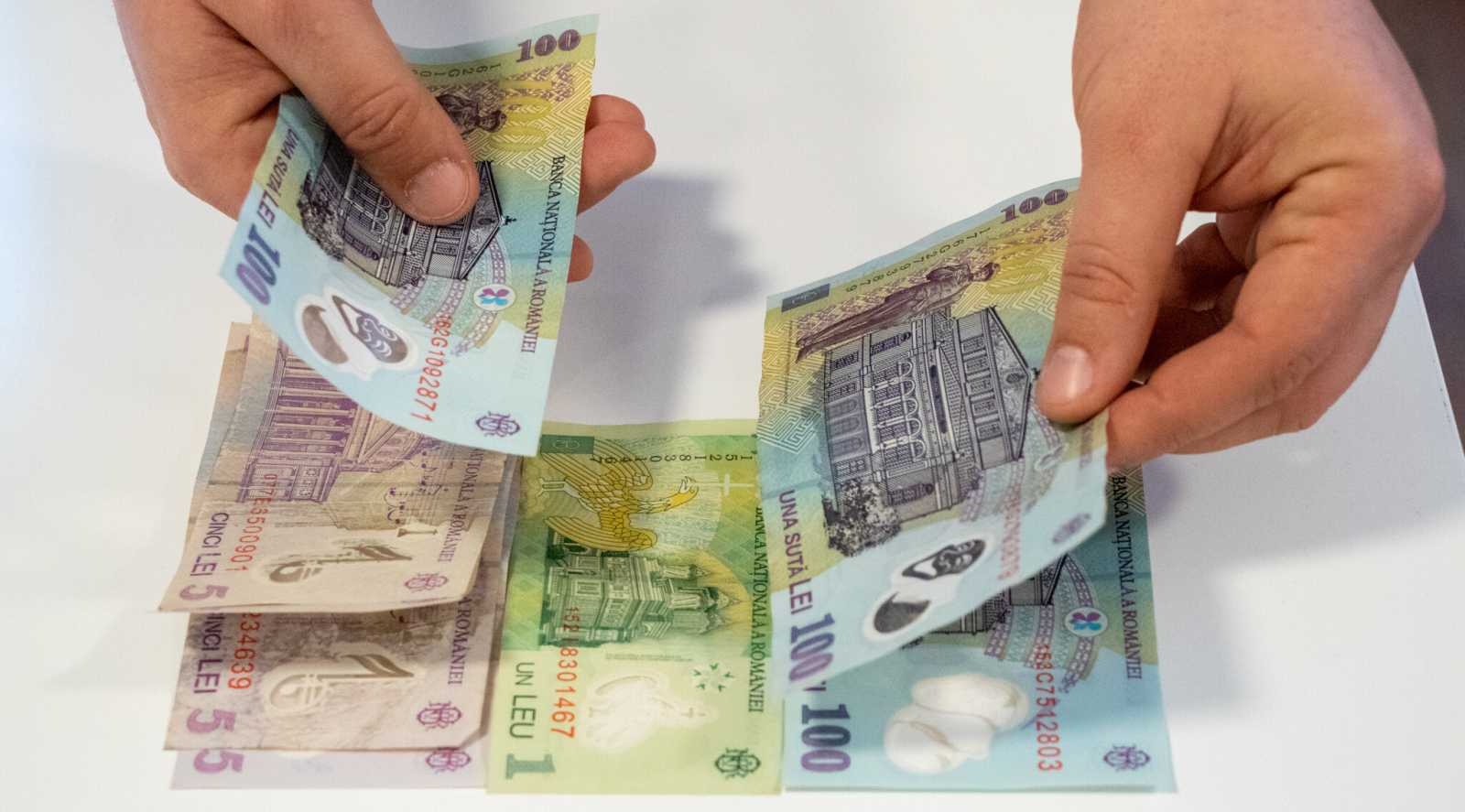Nehéz idők jönnek: a romániaiak többsége elkezdett takarékoskodni