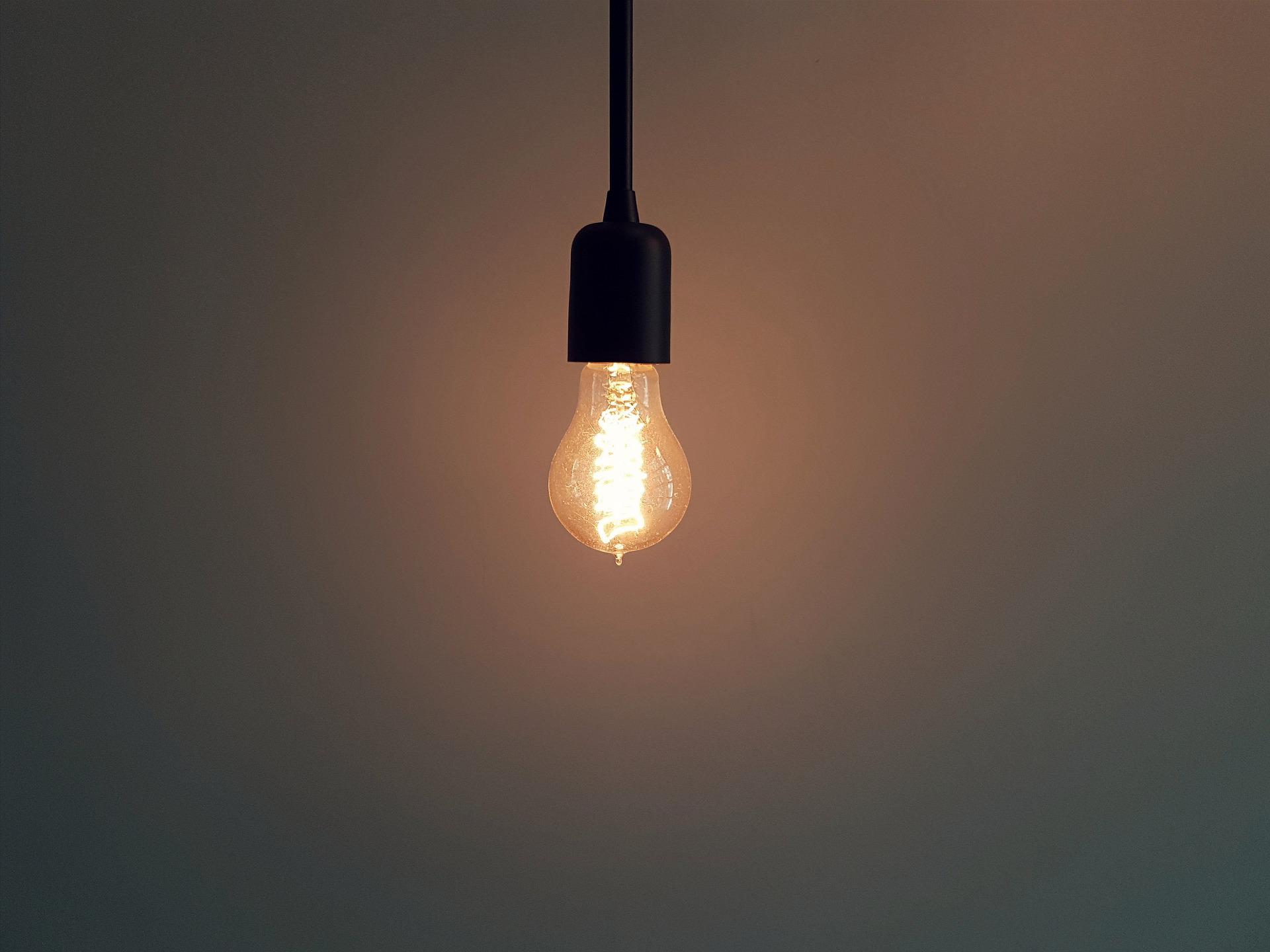 Árplafont vezet be a kormány a háztartásoknak havi 255 kilowattóra áramfogyasztásig