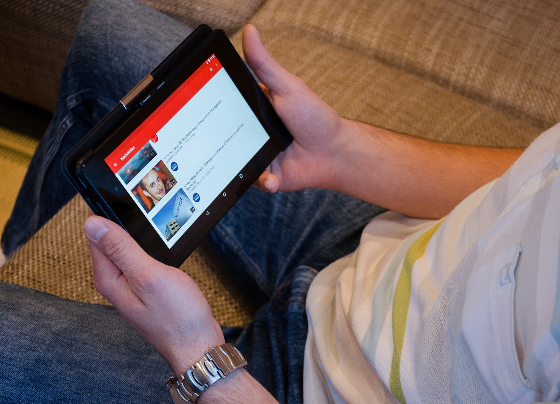 Ezentúl a YouTube és a Facebook is több figyelmet fordít a szélsőséges tartalmak kiszűrésére