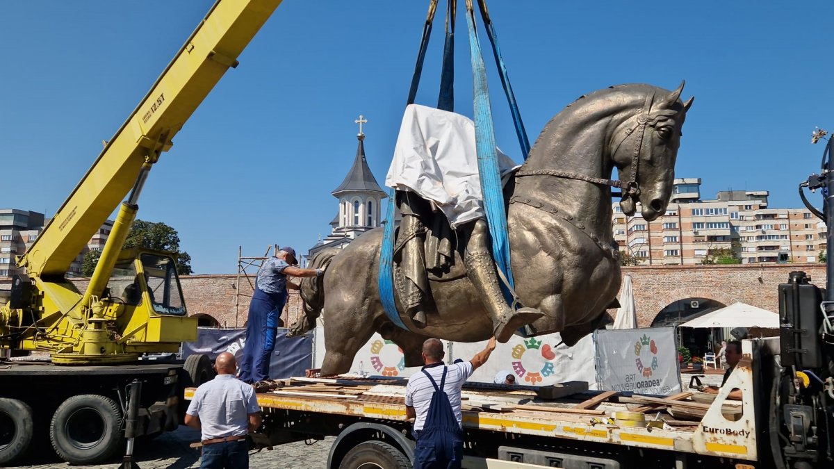 Megérkezett Szent László lovas szobra a nagyváradi várba