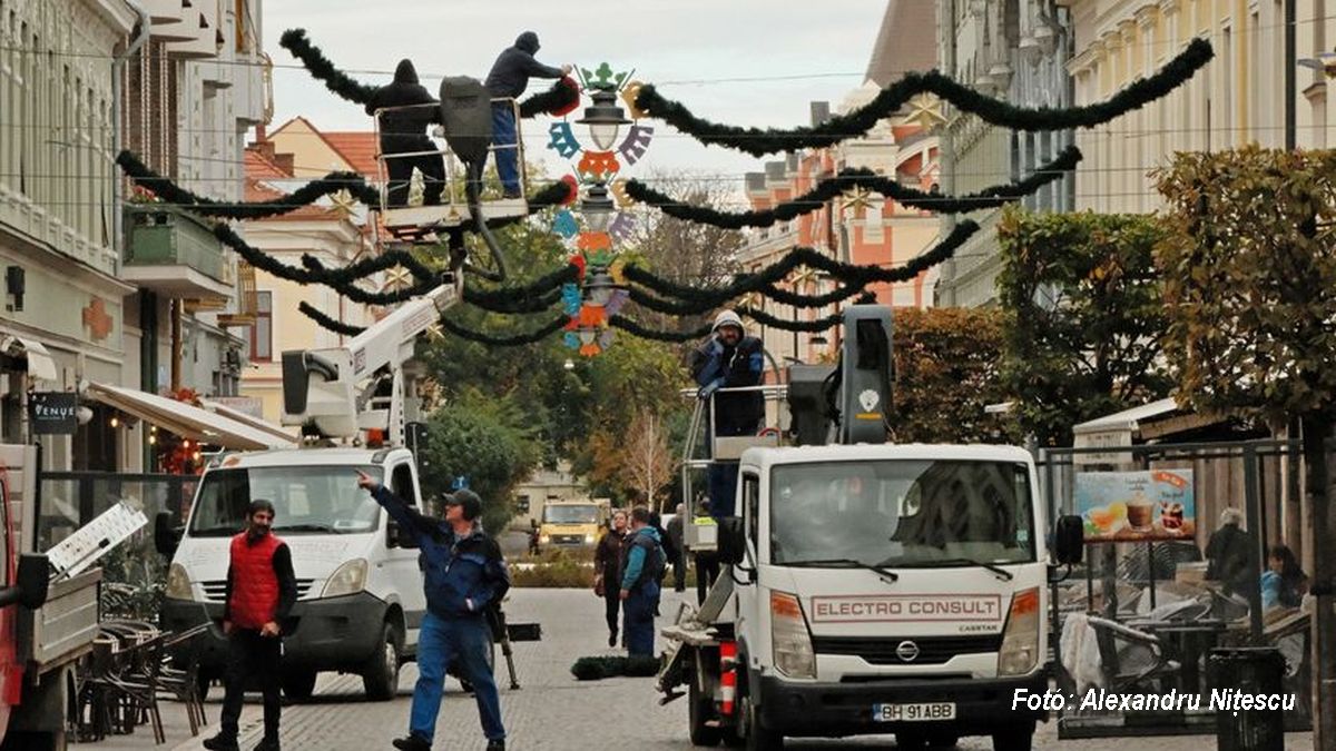 Elkezdték a karácsonyi díszek kihelyezését Nagyvárad központjában
