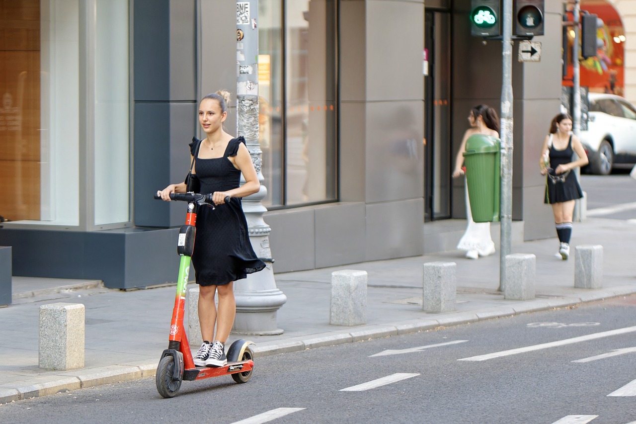 Egy törvénytervezet értelmében ezentúl csak a 16. évüket betöltött személyek járhatnak közutakon elektromos kerékpárral vagy rollerrel