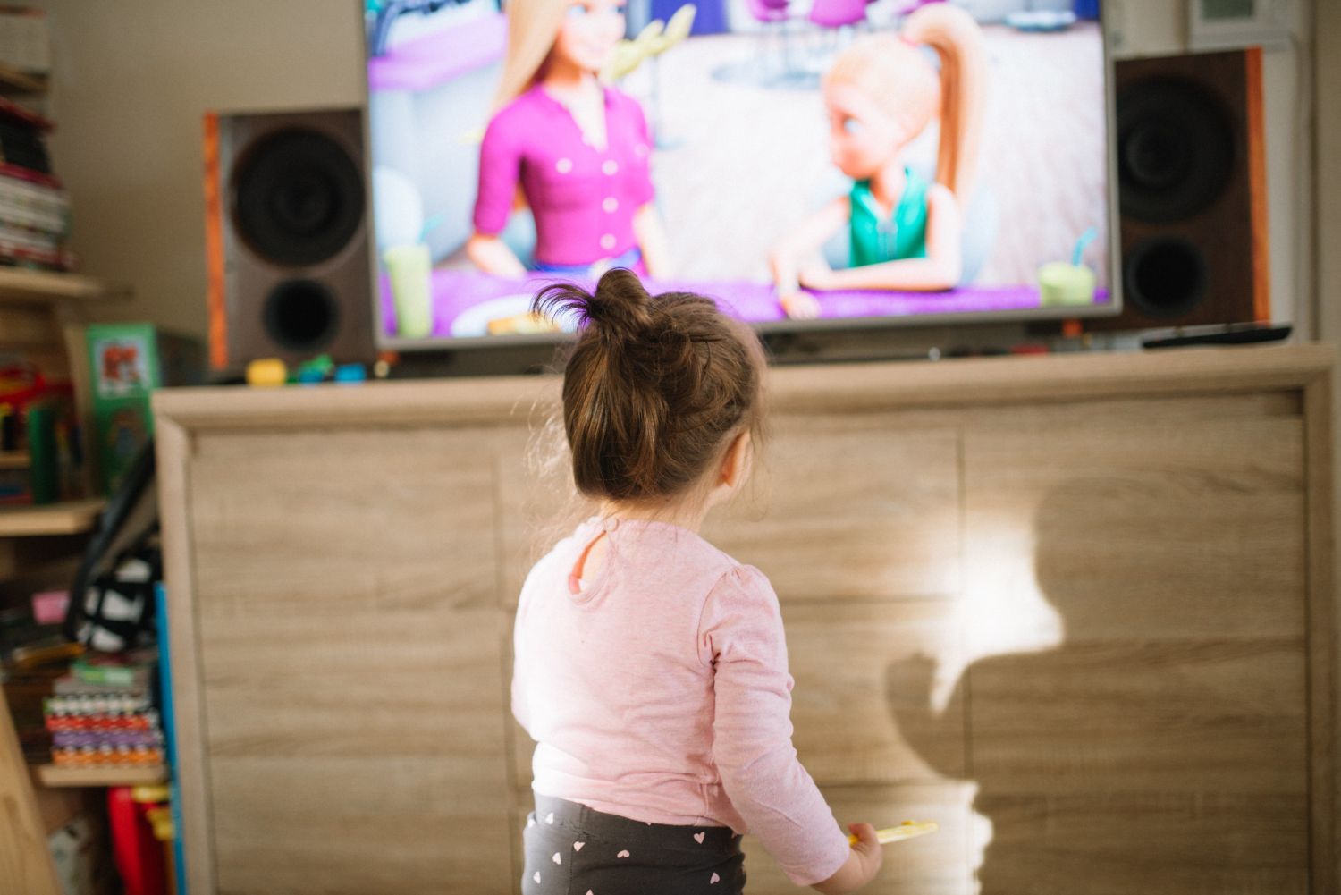 Betiltanák az egészségtelen élelmiszerek reklámozását a gyermekeknek szóló rádió- és tévéműsorok közben