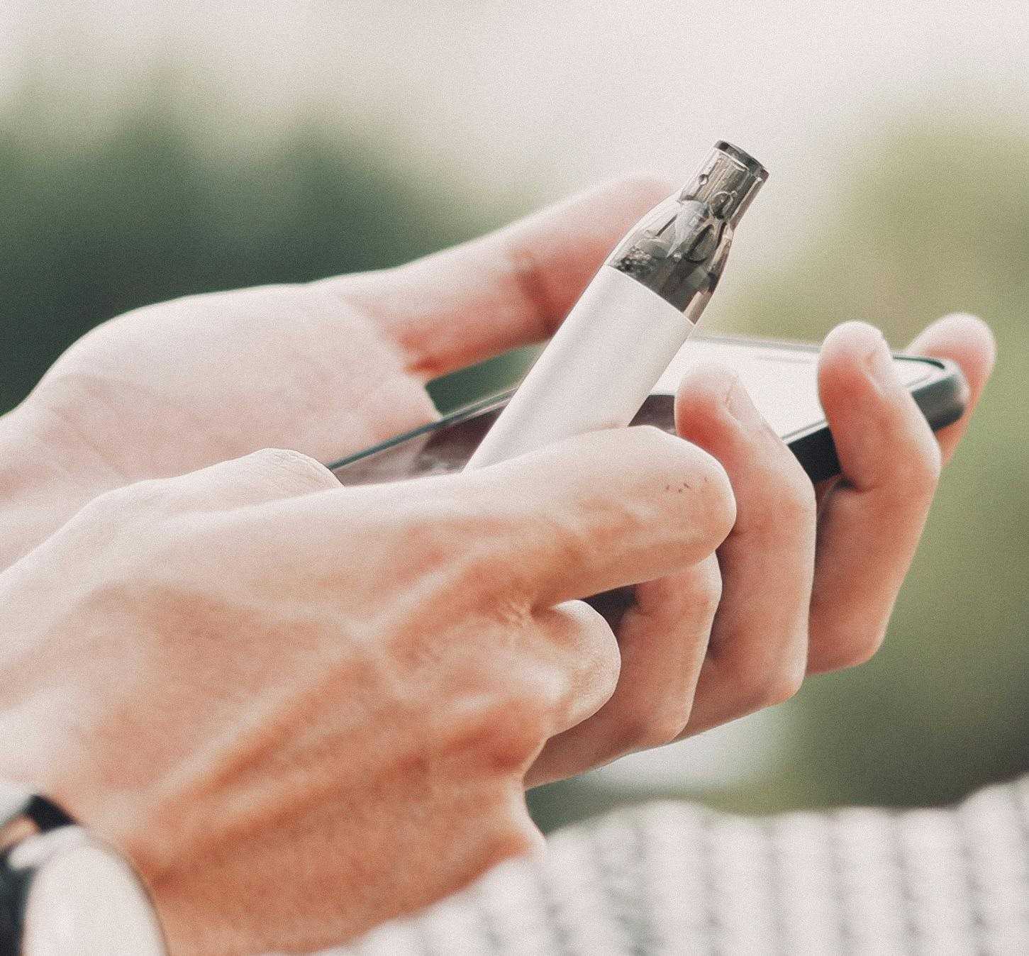 Megtiltják a kiskorúaknak az e-cigaretta használatát nyilvános helyeken