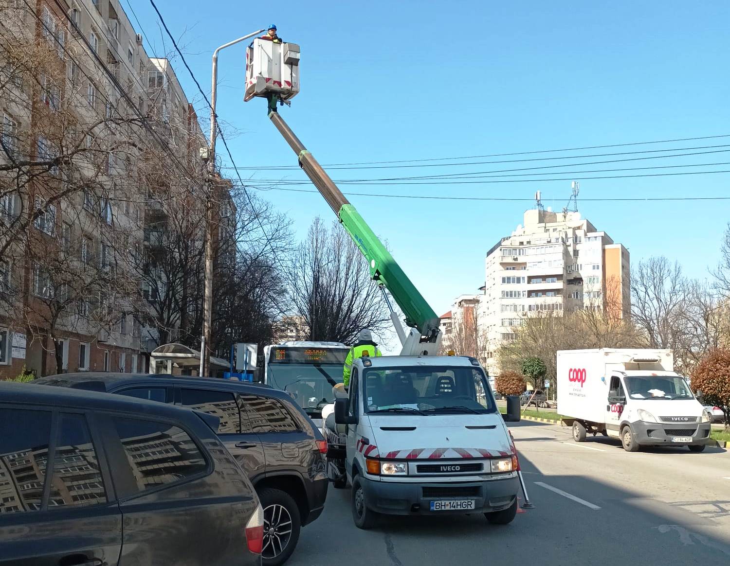 Megkezdődött a régi nátriumizzók cseréje energiatakarékos LED-es lámpatestekre Nagyvárad több főútján és fontosabb utcáján