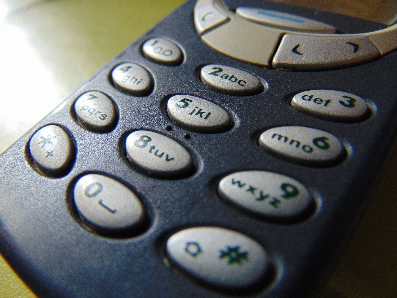 Divatba jönnek a régi butatelefonok, új életre kel a legendás Nokia 3210-es készülék