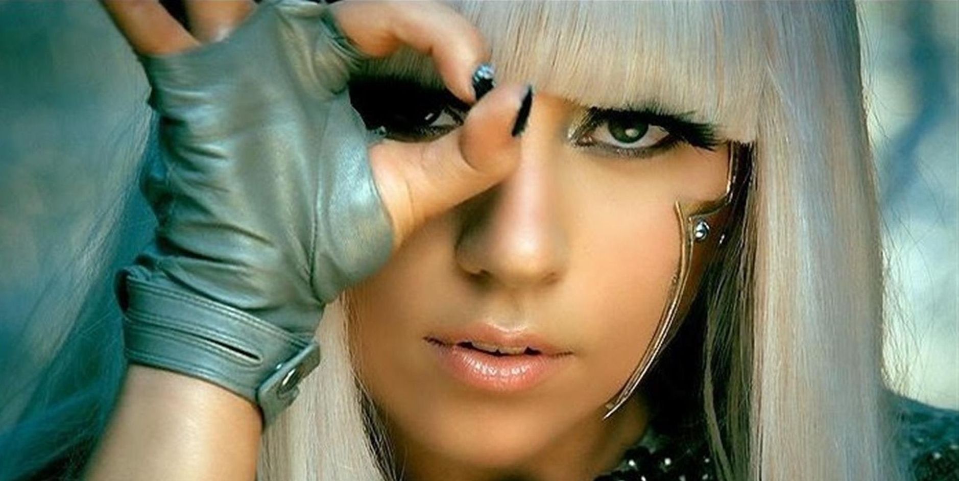 Lady Gaga leállította koncertjét egy bajba jutott rajongója miatt