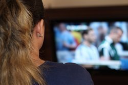 Az online videotartalmak növekedése ellenére nem csökken a tévé előtt töltött idő