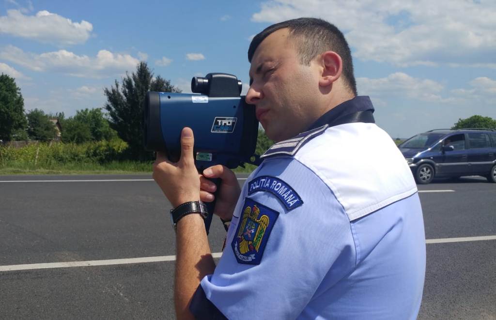 Lehet, mégsem fogják táblákkal jelezni a sebességet mérő rendőrautót