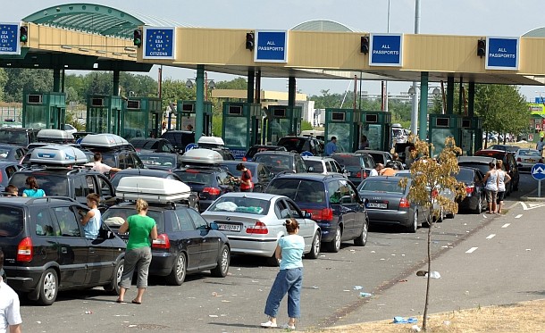 Torlódás várható a határátkelőkön a hosszú hétvégén